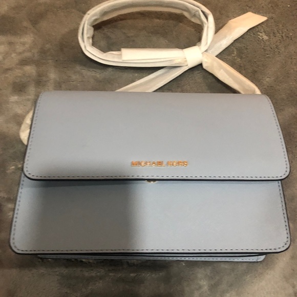 🩸NWOT.  MICHAEL KORS.  Beautiful baby blue handbag. - Picture 3 of 4